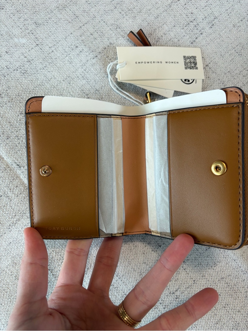 Tory Burch Robinson Pebbled Bi-Fold Wallet Carmel Cognac - Picture 9 of 9